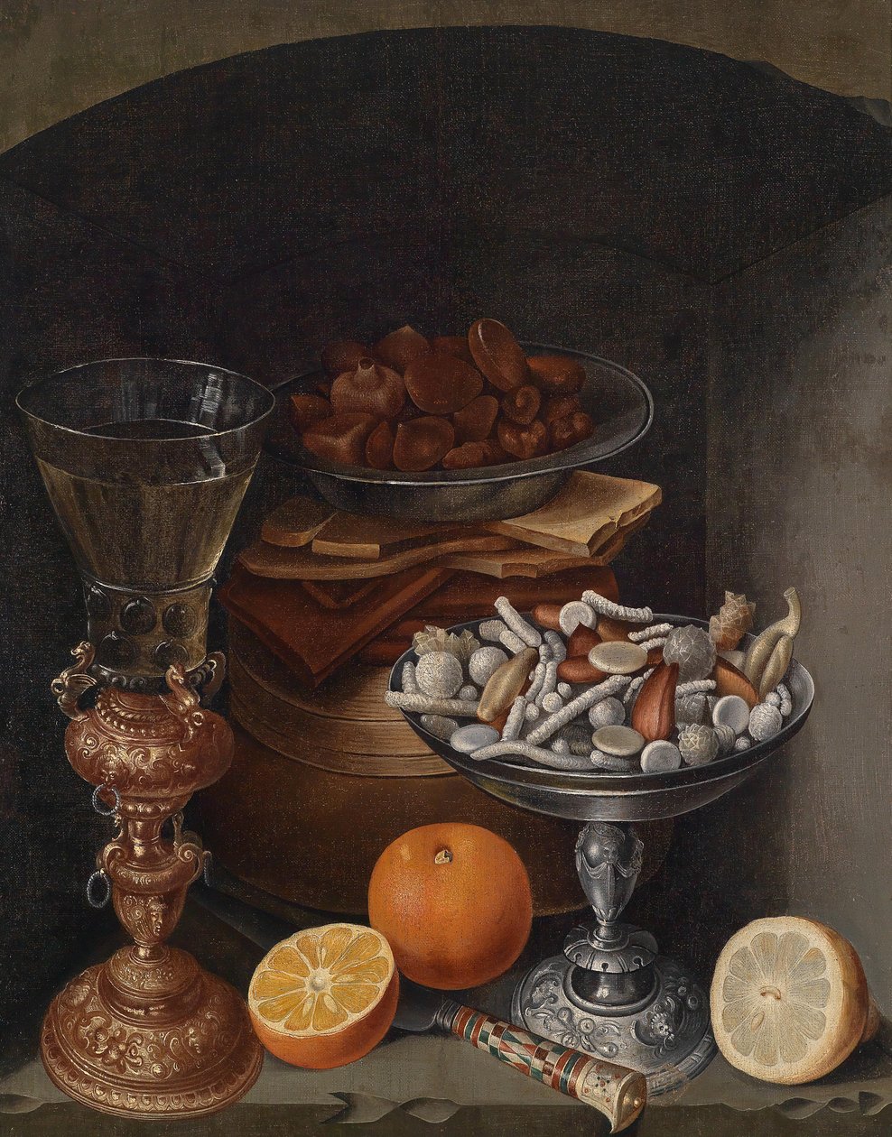 Stilleben med et vinglas, appelsiner, en tallerken med svampe og en sølvkop, tidligt i det 17. af Georg Flegel