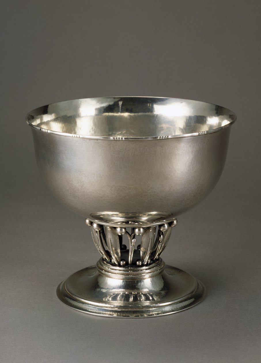 Hamret og mejslet frugtskål af sølv af Georg Jensen