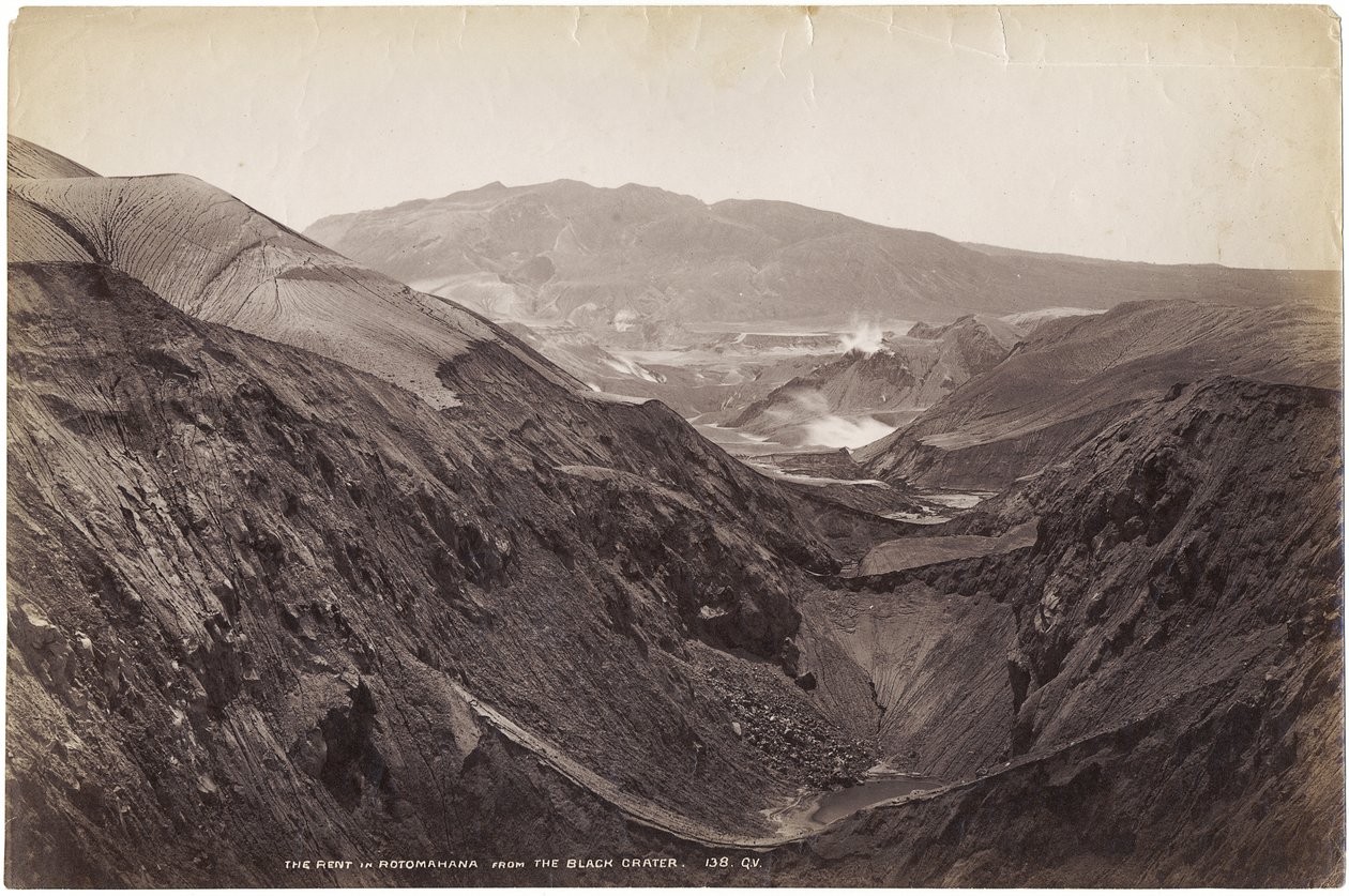 Lejen i Rotomahana fra det sorte krater, november-december 1886 (albumin print) af George Dobson Valentine