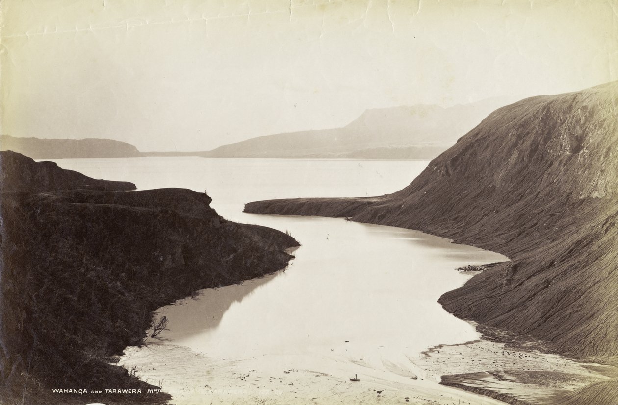 Wahanga og Tarawera bjergene, fra Lake Tarawera, oktober 1886 (albumin print) af George Dobson Valentine