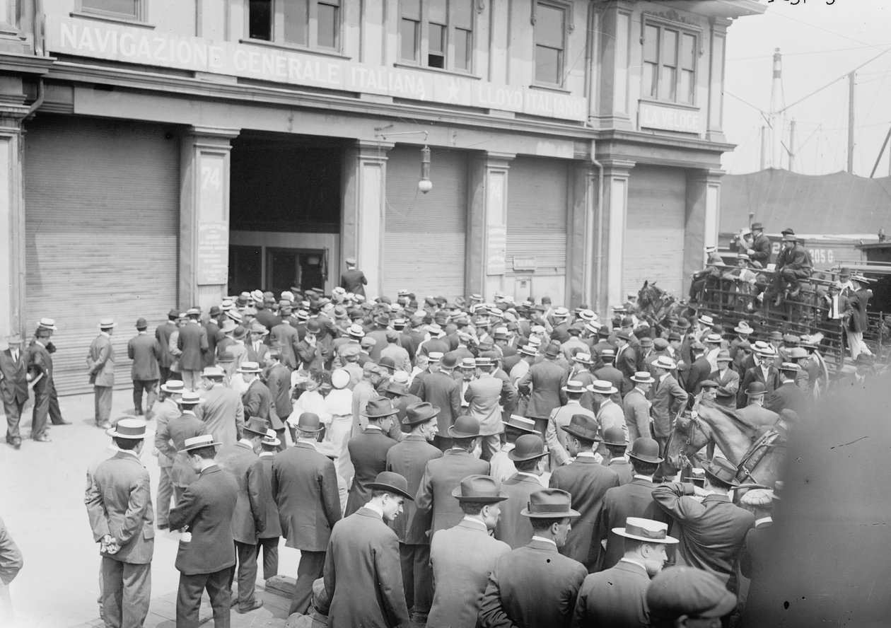 En gruppe, der afventer ankomsten af den tidligere borgmester i Rom, Ernesto Nathan, fra Napoli ombord på dampskibet Stampalia, New York City, den 25. maj 1914 af George Grantham Bain