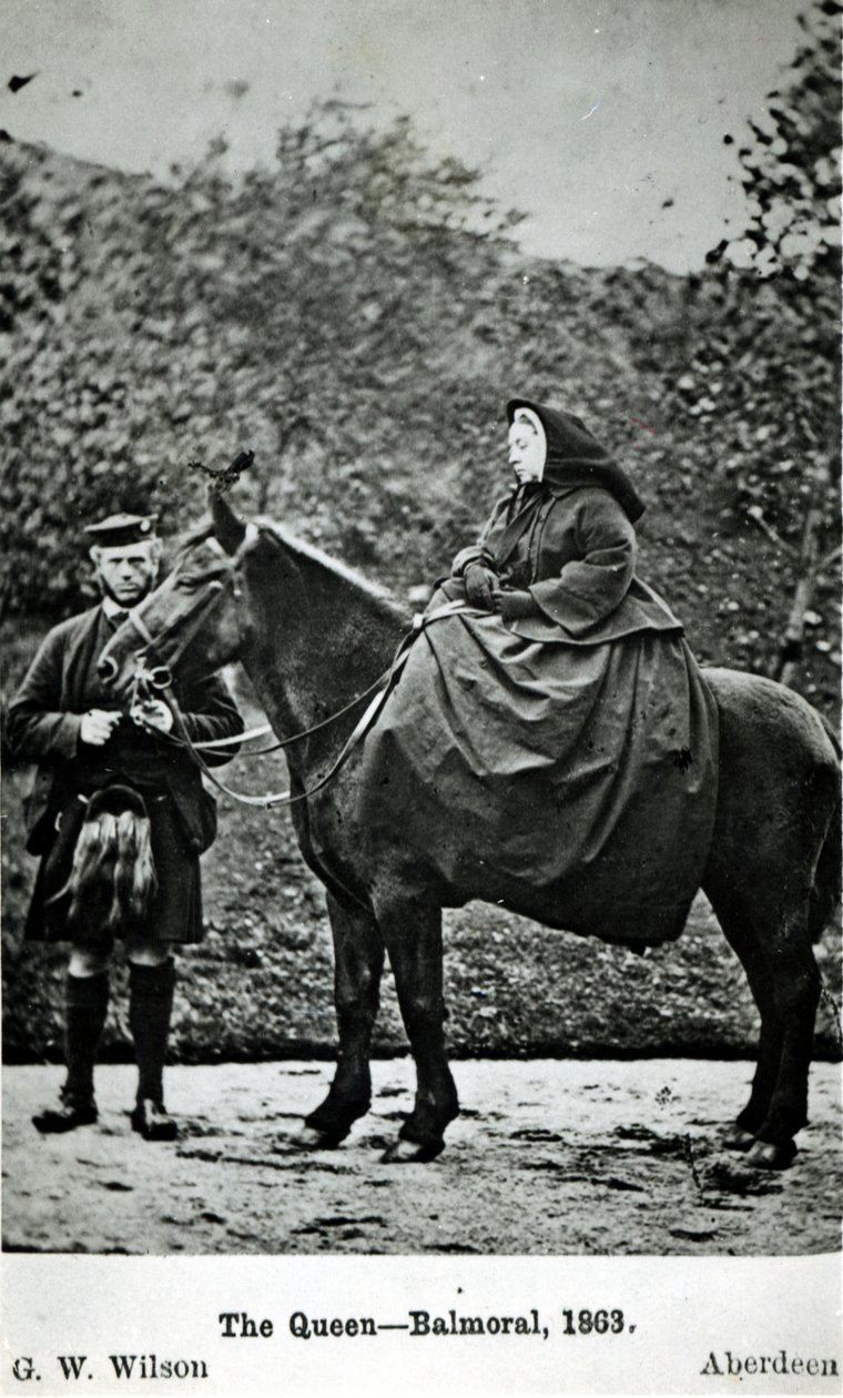 Dronning Victoria (1819-1901) til hest i Balmoral, 1863 af George Washington Wilson
