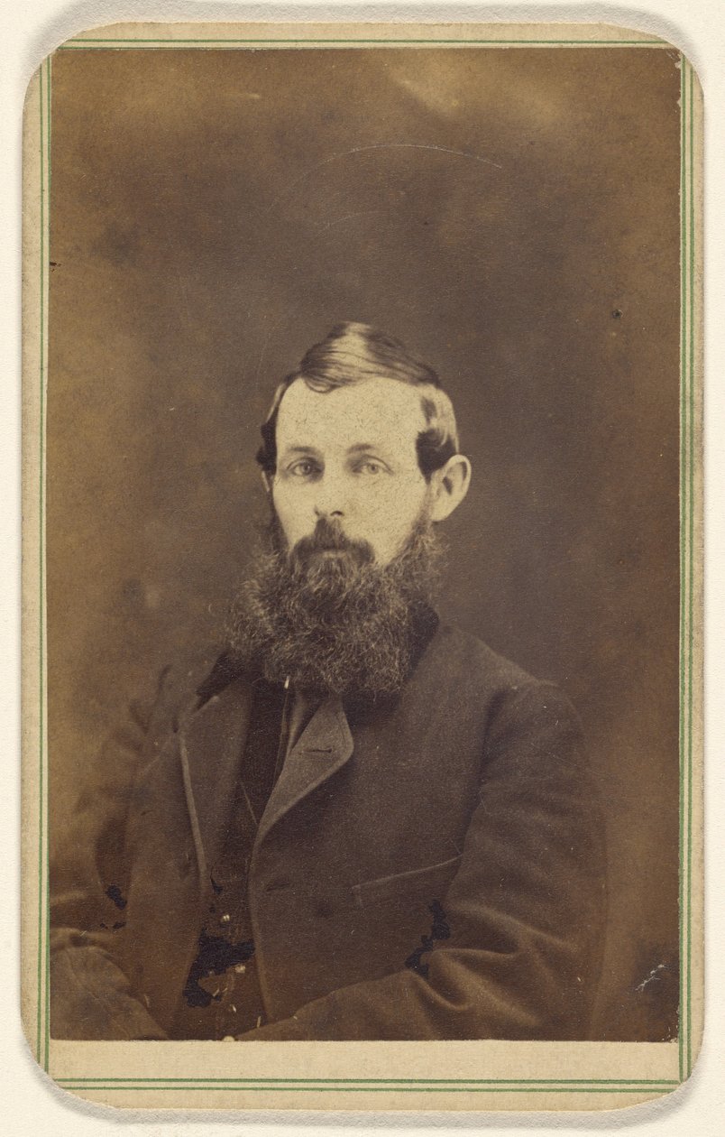 [Uidentificeret mand med fuldskæg, siddende]. af George A. Lenzi