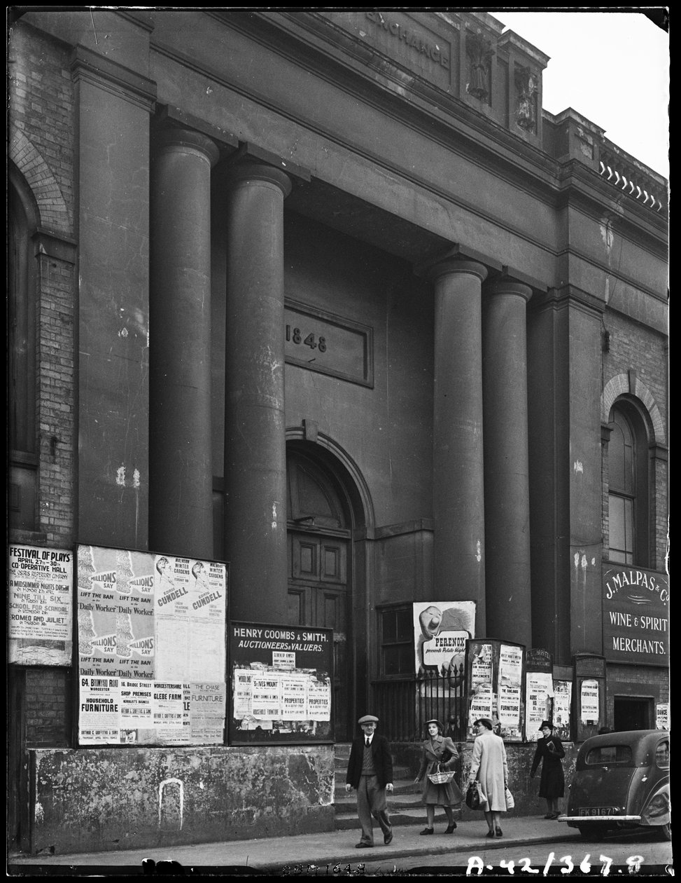 Corn Exchange, Angel Street, Worcester, Worcestershire, 1942. af George Bernard Mason