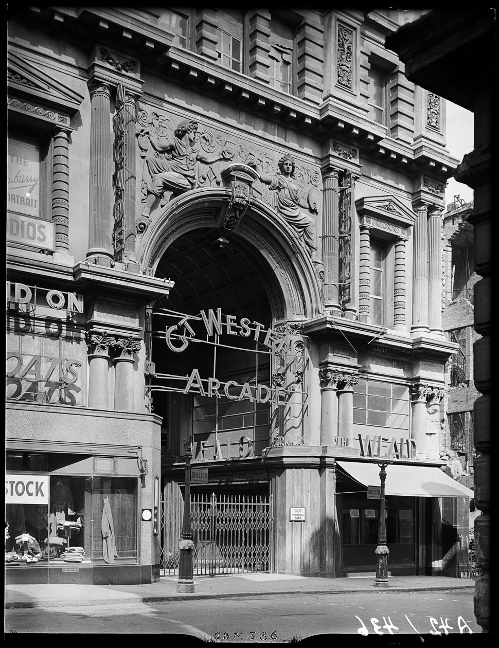 Great Western Arcade, Temple Row, Birmingham, 1941. af George Bernard Mason