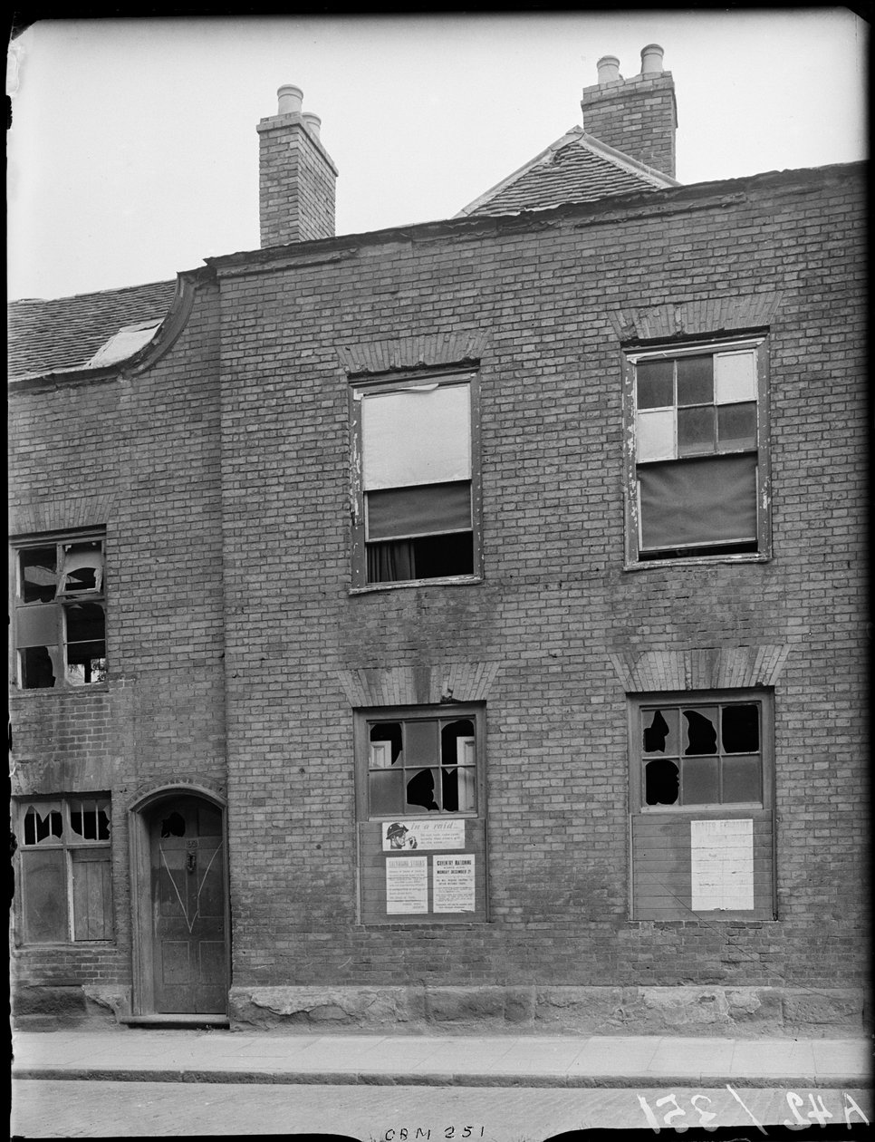 Little Park Street, Coventry, 1941. af George Bernard Mason
