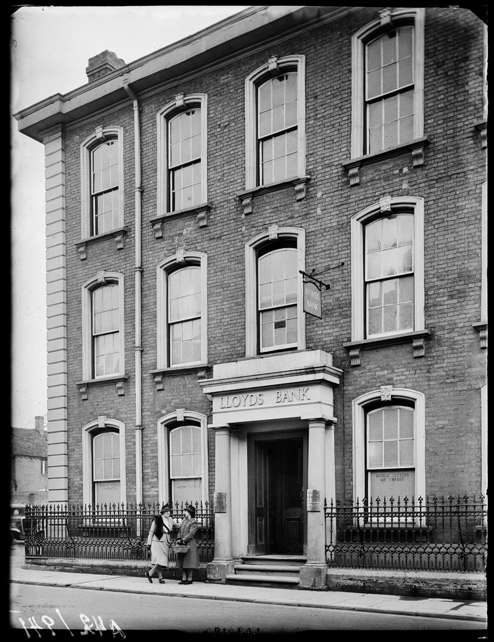 Lloyds Bank, High Street, Bromsgrove, 1942. af George Bernard Mason