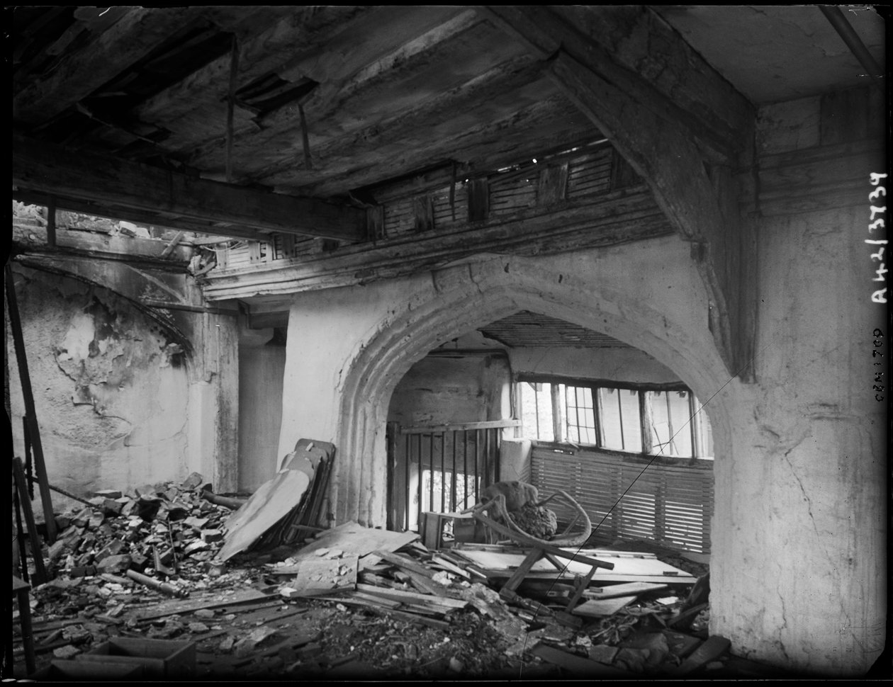 The Great Hall, 127 Oak Street, Norwich, Norfolk, 1942. af George Bernard Mason