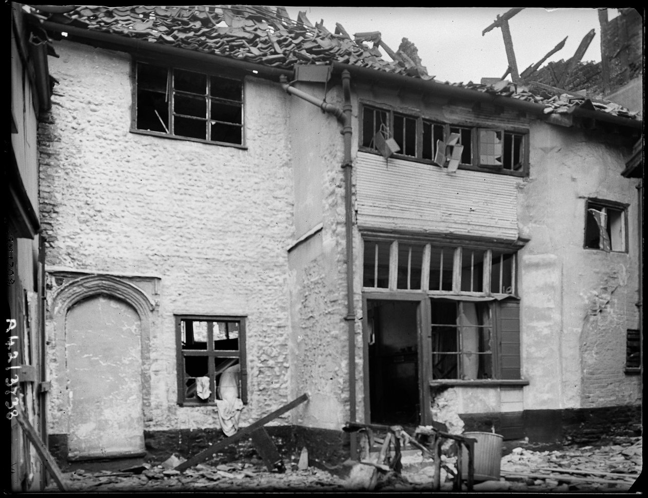 The Great Hall, 127 Oak Street, Norwich, Norfolk, 1942. af George Bernard Mason