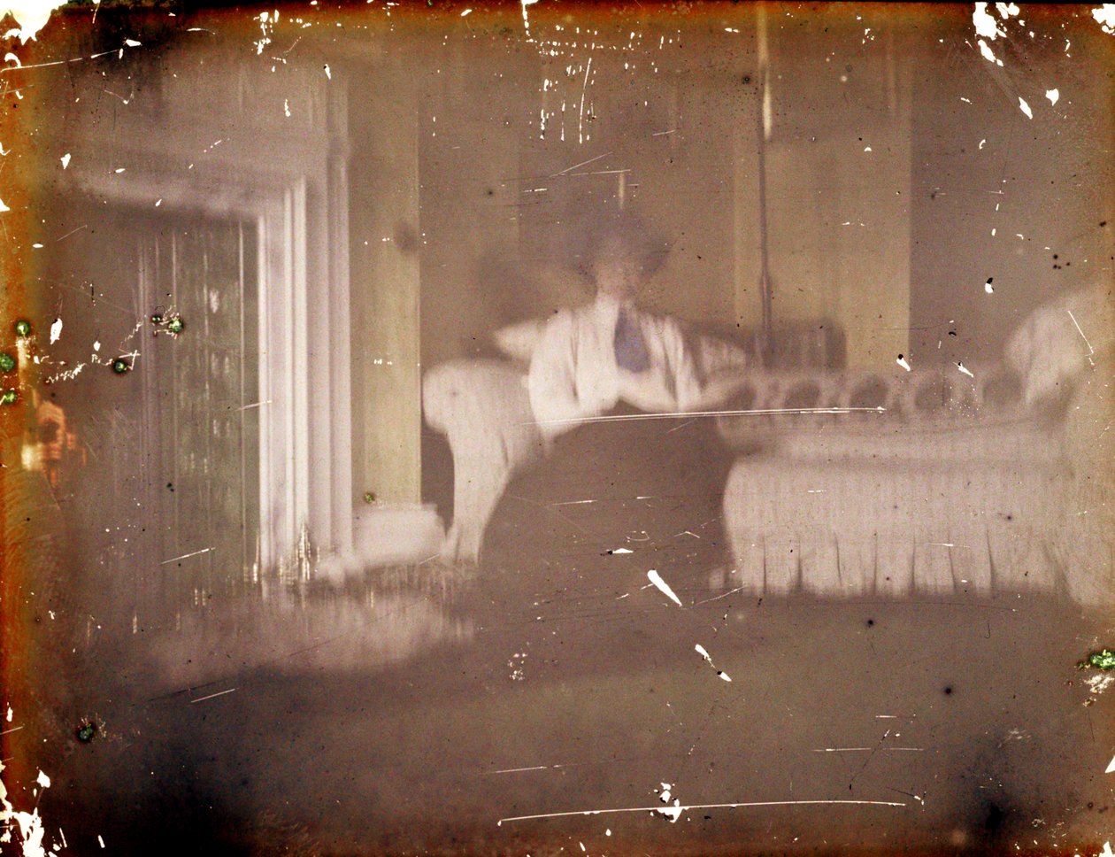 Kvinde sidder på en sofa, ca. 1910 (autokrom) af George Bernard Shaw