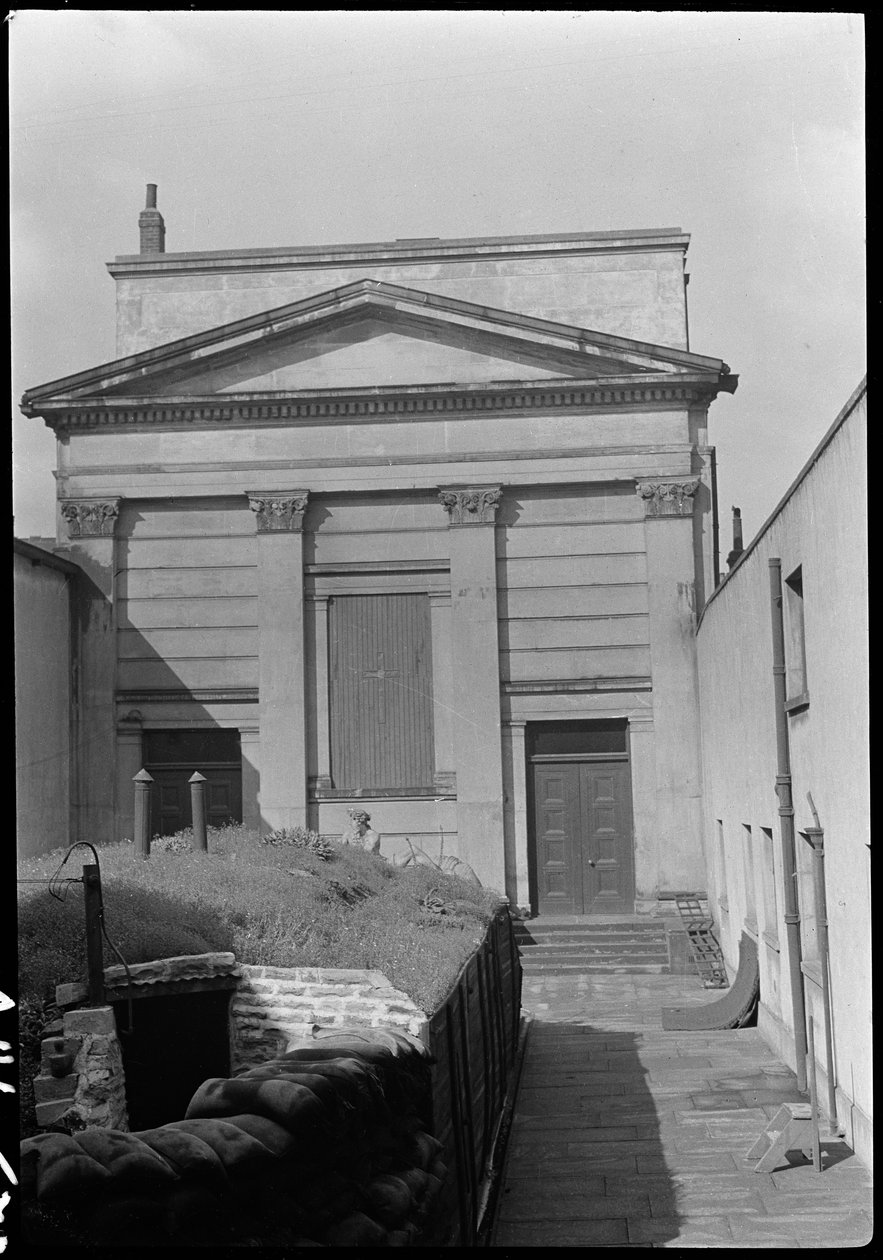Kapel ved Hull Trinity House og statue udenfor østfronten, Kingston upon Hull, 1941. af George Bernard Wood