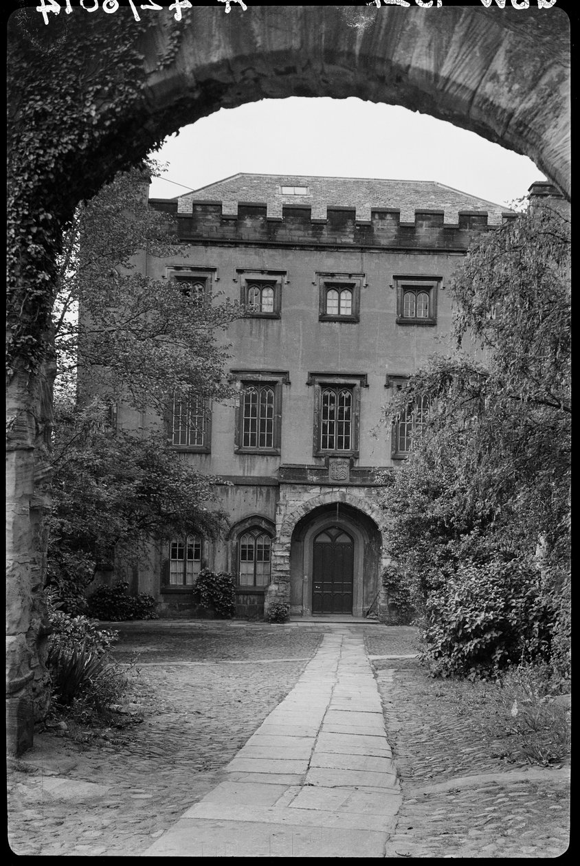 Mur med buegang foran nr. 9, The College, County Durham, 1942. af George Bernard Wood
