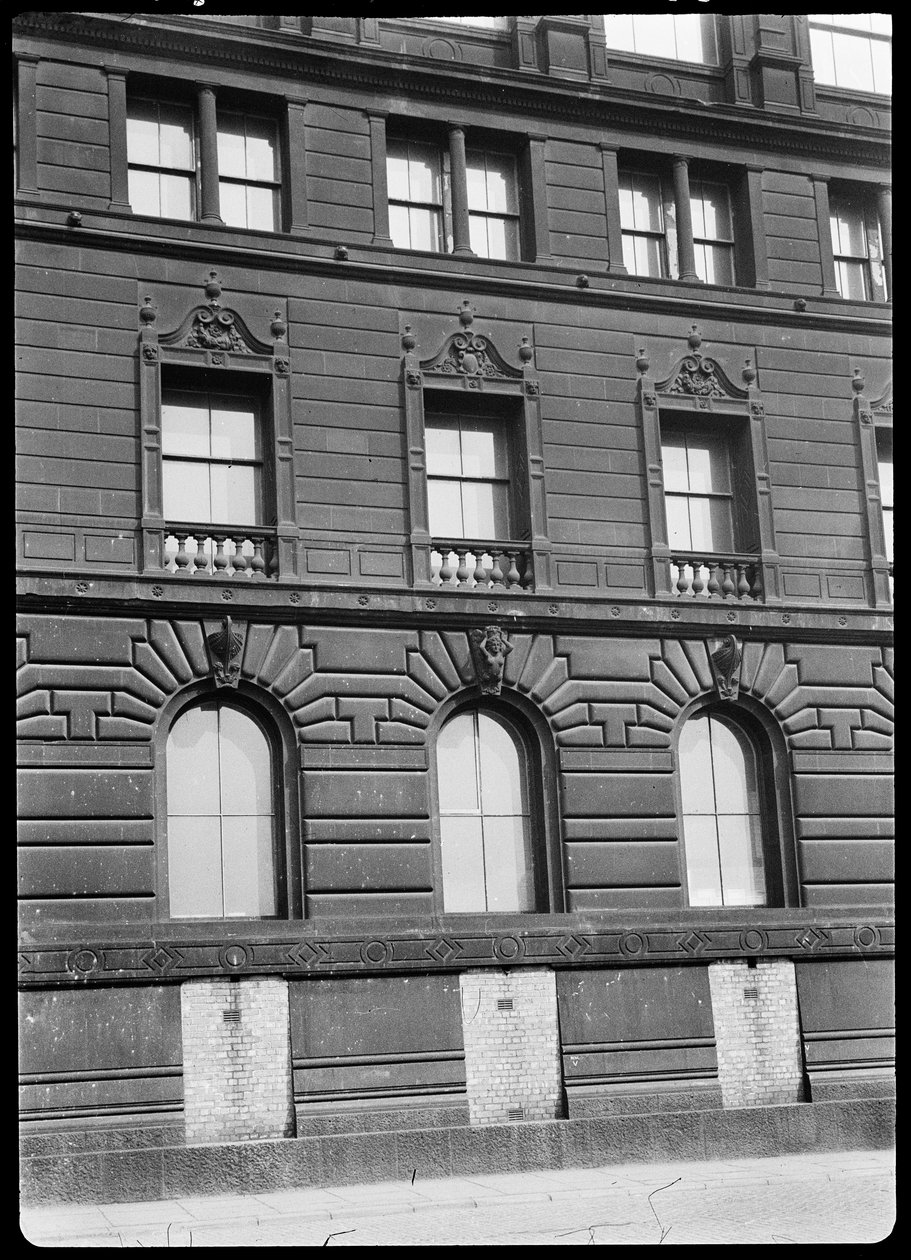 Watts Warehouse, 47 Portland Street, Manchester, 1942. af George Bernard Wood