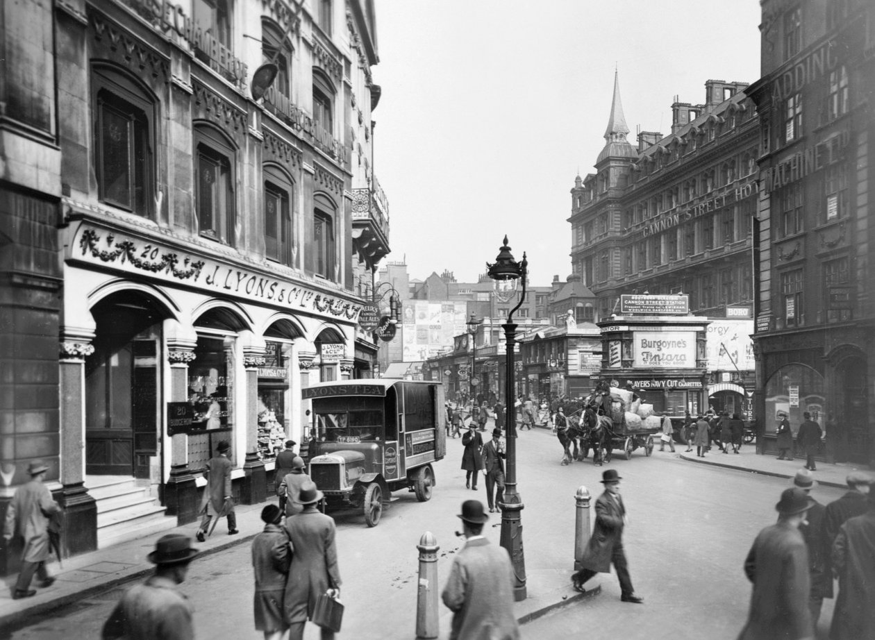 Cannon Street med Lyons butik, hotel og station, London, c1920-c1930. af George Davison Reid