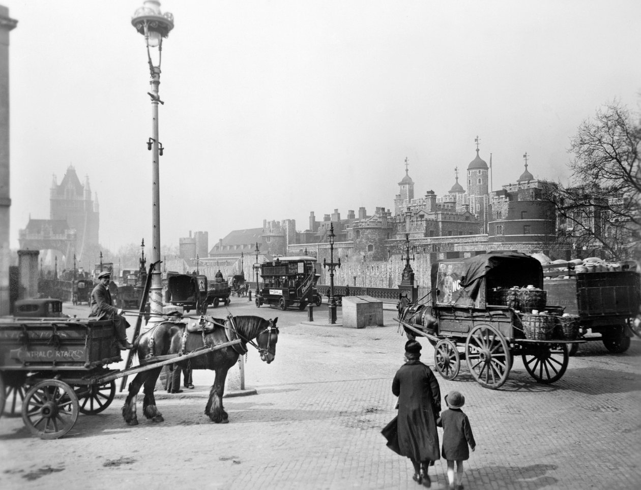 Vogne uden for Tower of London, c1930 af George Davison Reid
