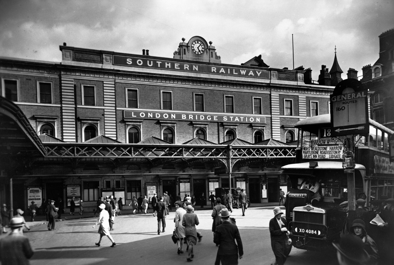 London Bridge Station, Southwark, London, c1920-c1930. af George Davison Reid