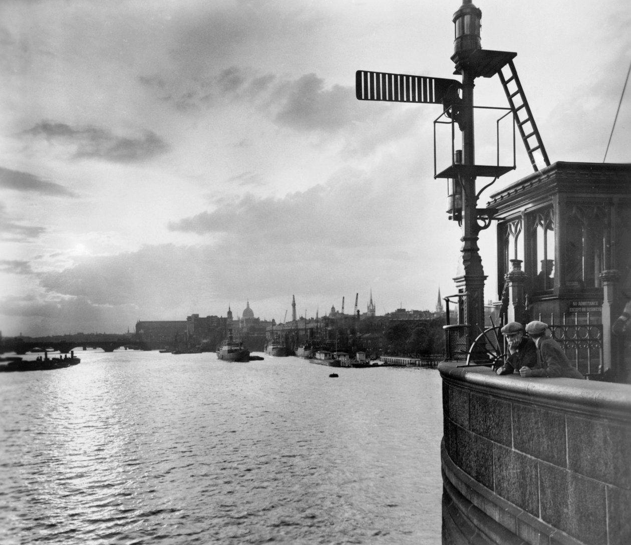 Udsigt opstrøms fra Tower Bridge, Stepney, Tower Hamlets, London af George Davison Reid