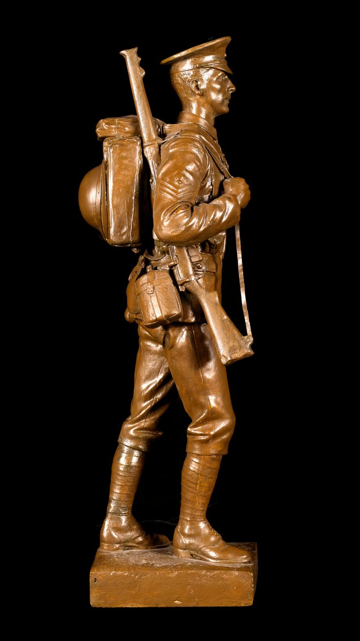 A Sergeant of the Grenadier Guards in Marching Order, ca. 1920 (gips med bronzefarvet patina) af George Edward Wade