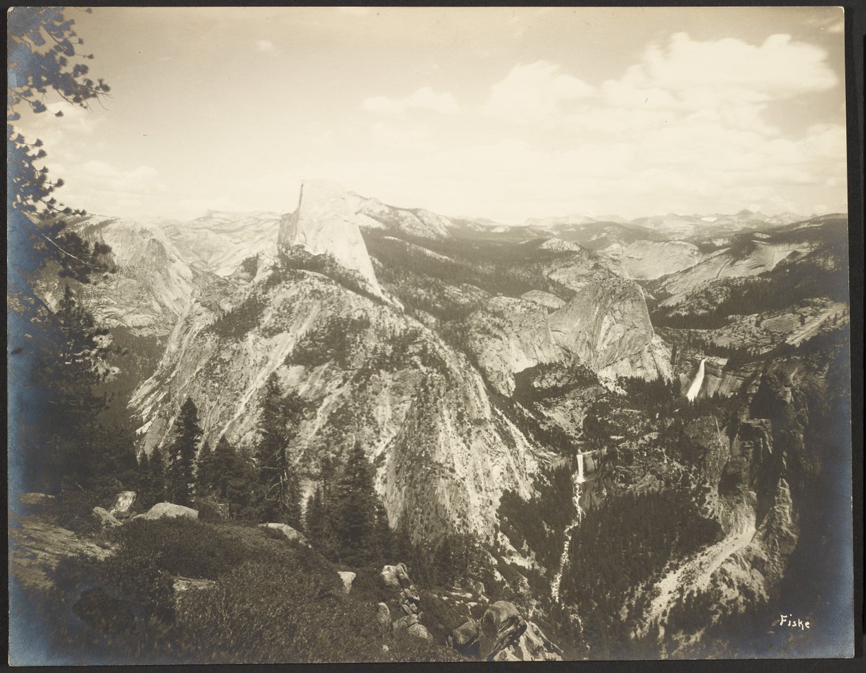 Bagsiden af Half Dome - Vernal og Nevada Falls fra nærheden af Glacier Point - Yosemite af George Fiske