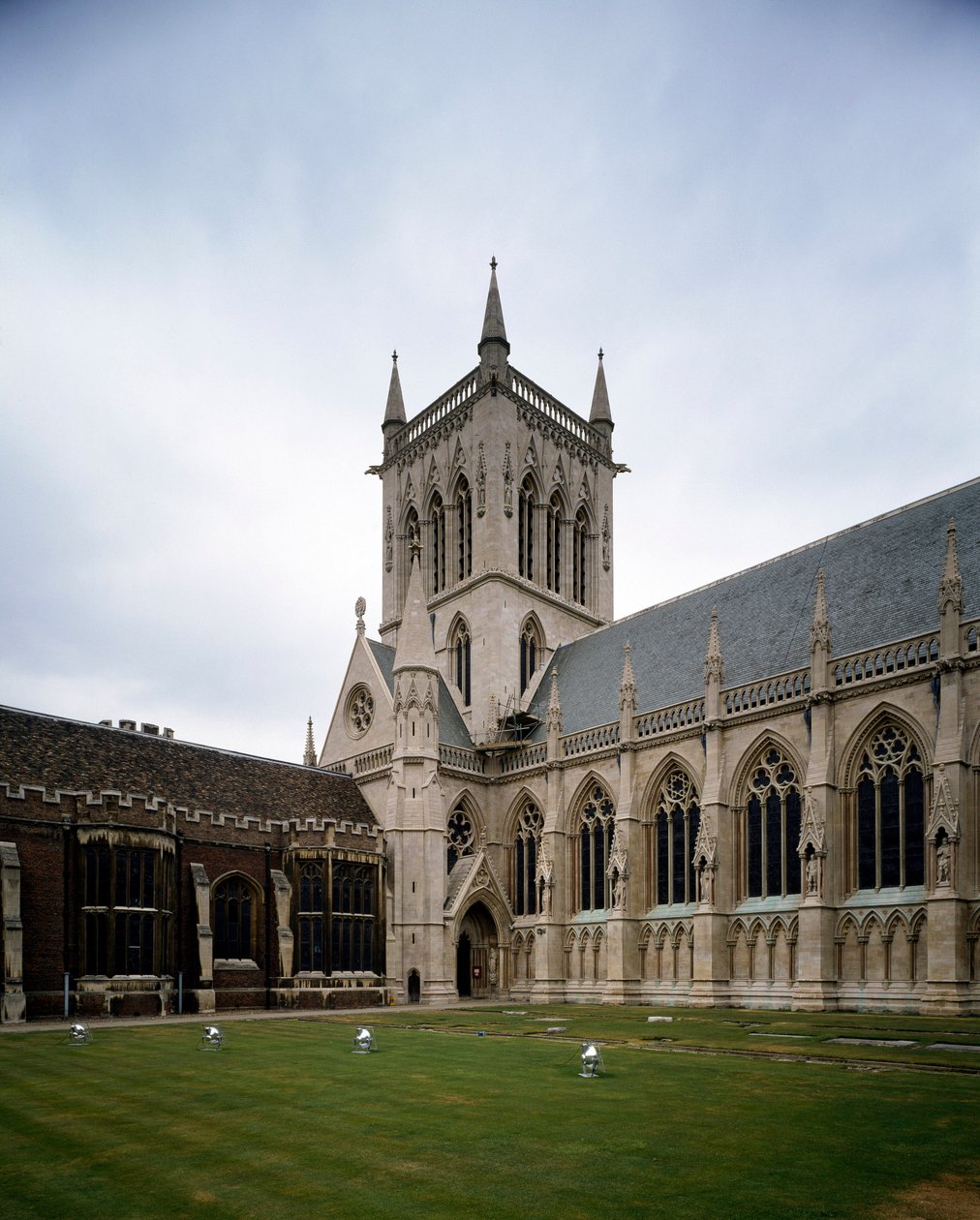 Gotisk kunst: udsigt over Saint John College grundlagt i 1511 af grevinden af Richmond. Kapellet blev bygget i 1864 på et projekt af Sir George Gilbert Scoot. University of Cambridge, England af George Gilbert Scott