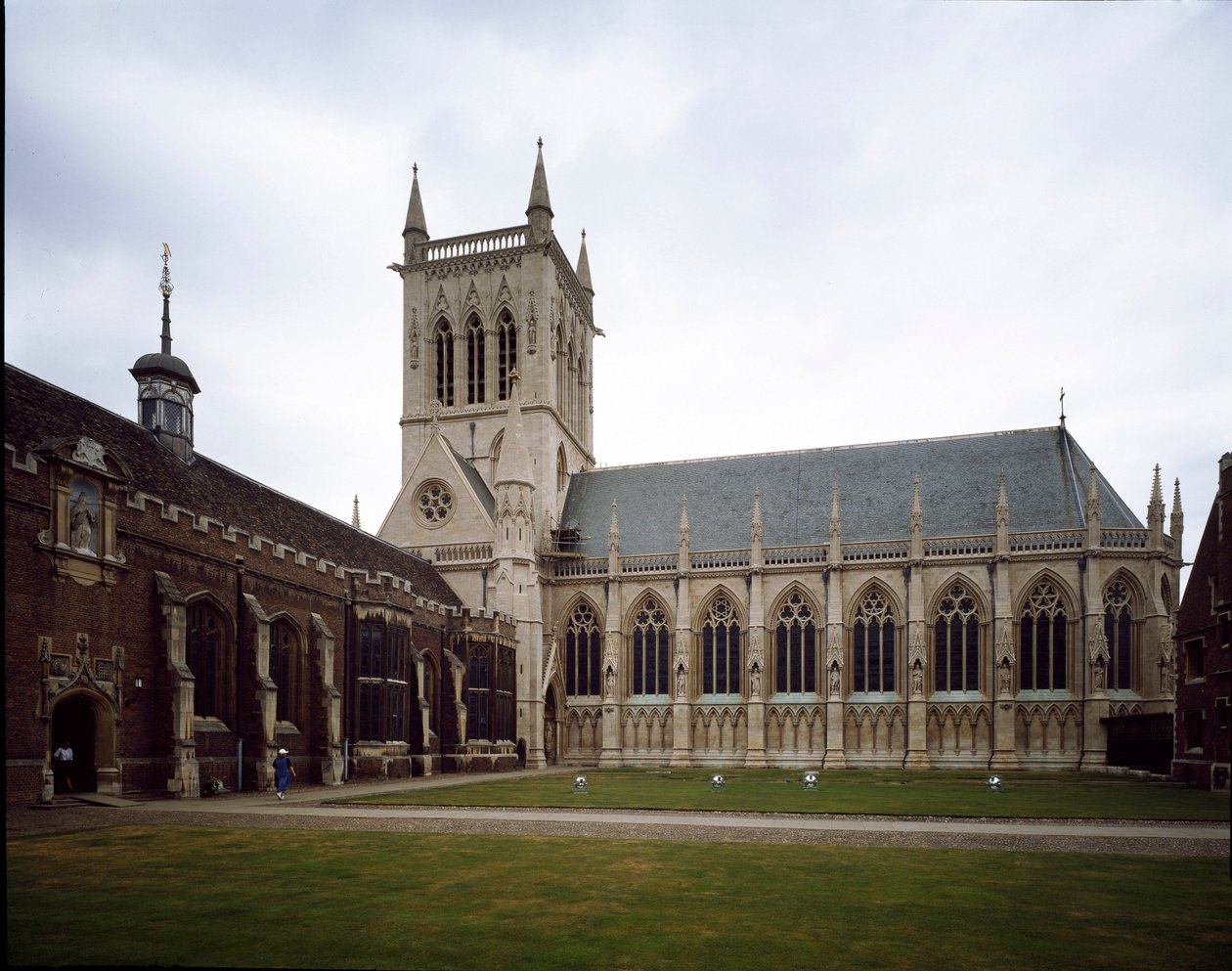 Gotisk kunst: udsigt over Saint John College grundlagt i 1511 af grevinden af Richmond. Kapellet blev bygget i 1864 på et projekt af Sir George Gilbert Scoot. University of Cambridge, England af George Gilbert Scott