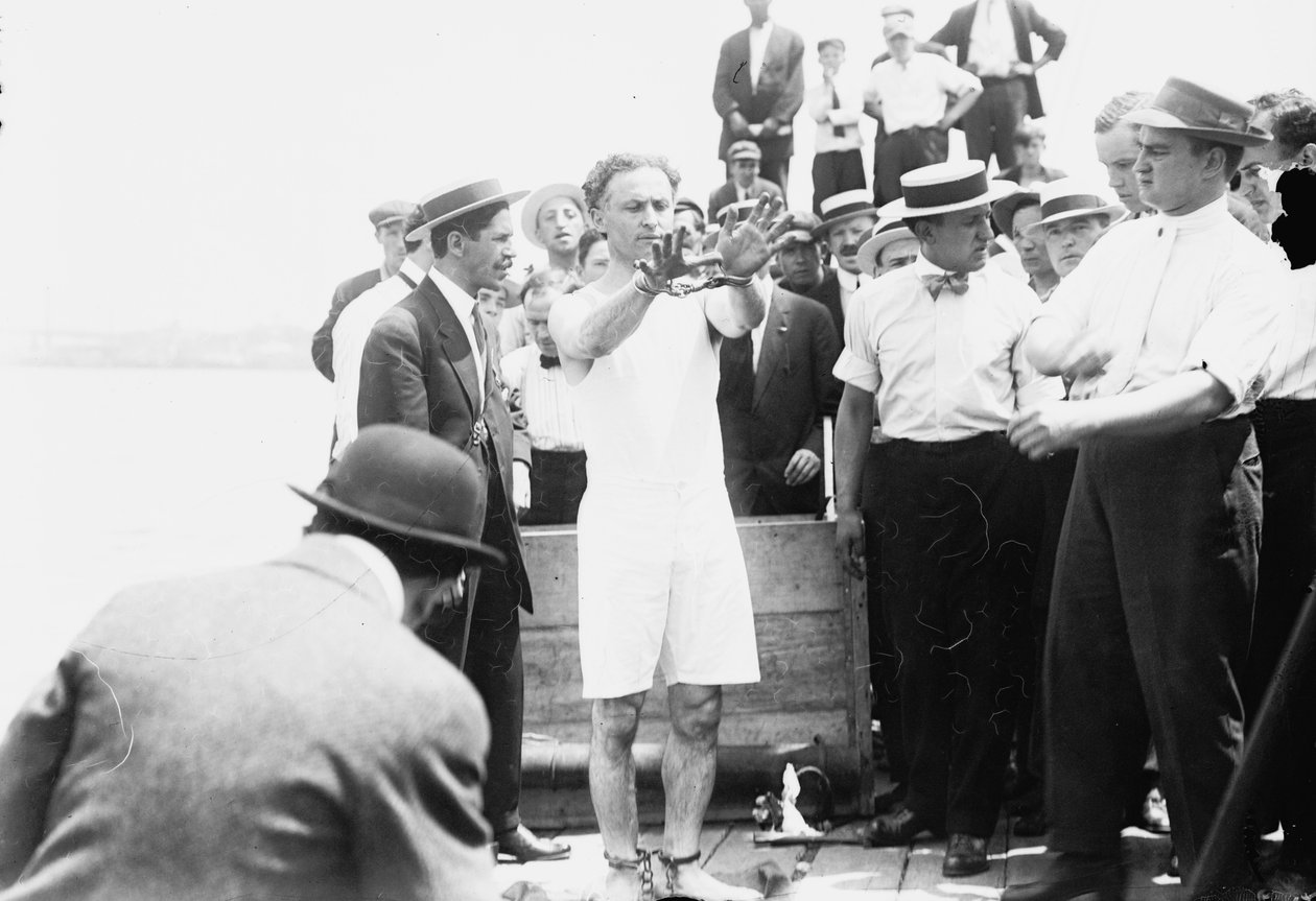 Harry Houdini bliver lagt i håndjern, inden han bliver naglet fast i en kasse og sænket ned i New York Bay, 1912 af George Grantham Bain