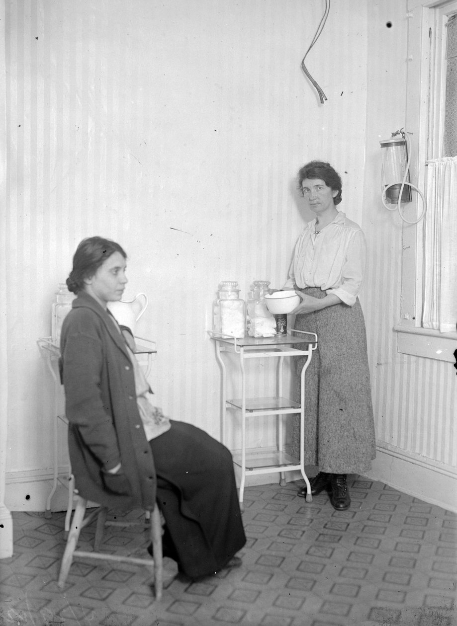 Margaret Sanger med sin kollega Fania Mindell på klinikken i Brownsville, Brooklyn, ca. 1916 af George Grantham Bain