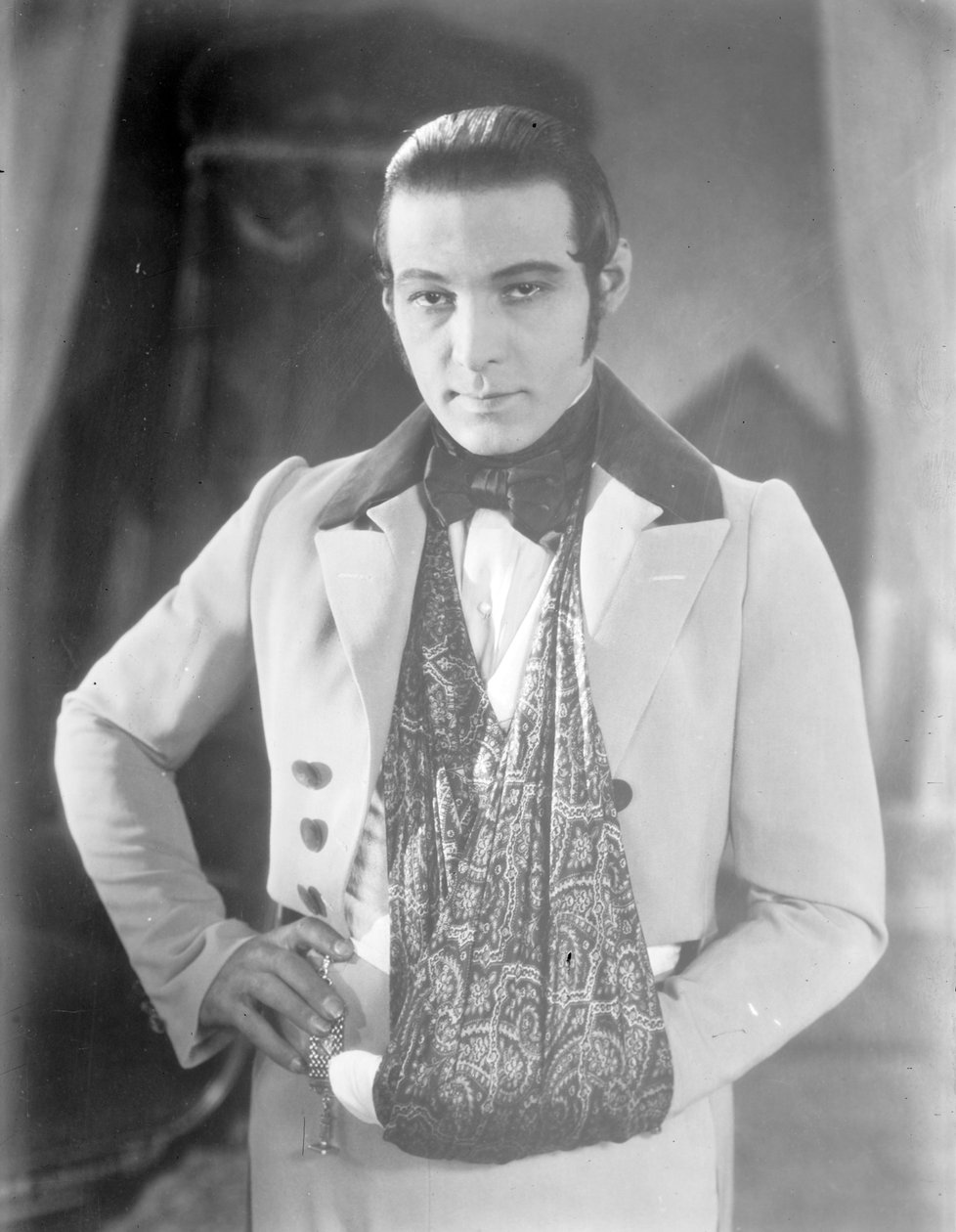 Valentino på settet af "The Eagle" med armen i slynge efter en bilulykke, ca. 1925 af George Grantham Bain