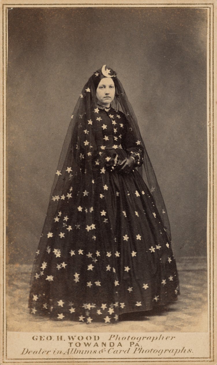 Kvinde i kostume som nattens dronning, ca. 1860 (foto) af George H. Wood