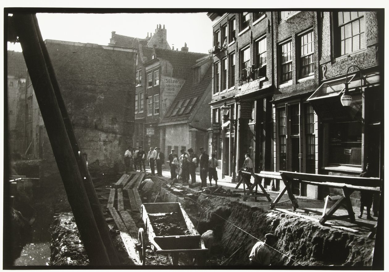 Bygningsarbejdere i og på en byggeplads ved Nieuwendijk i Amsterdam af George Hendrik Breitner