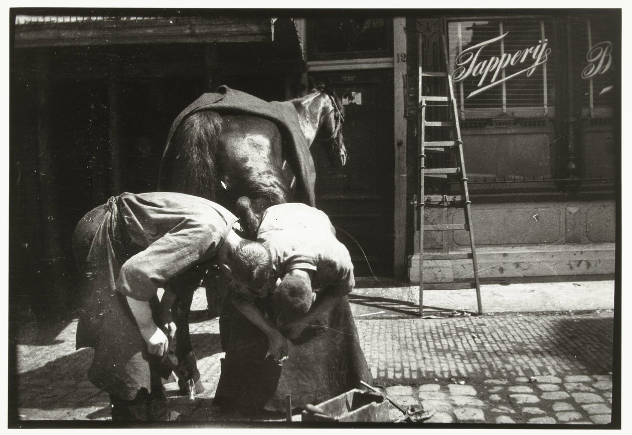 Beslagsmed på arbejde med en hest af George Hendrik Breitner