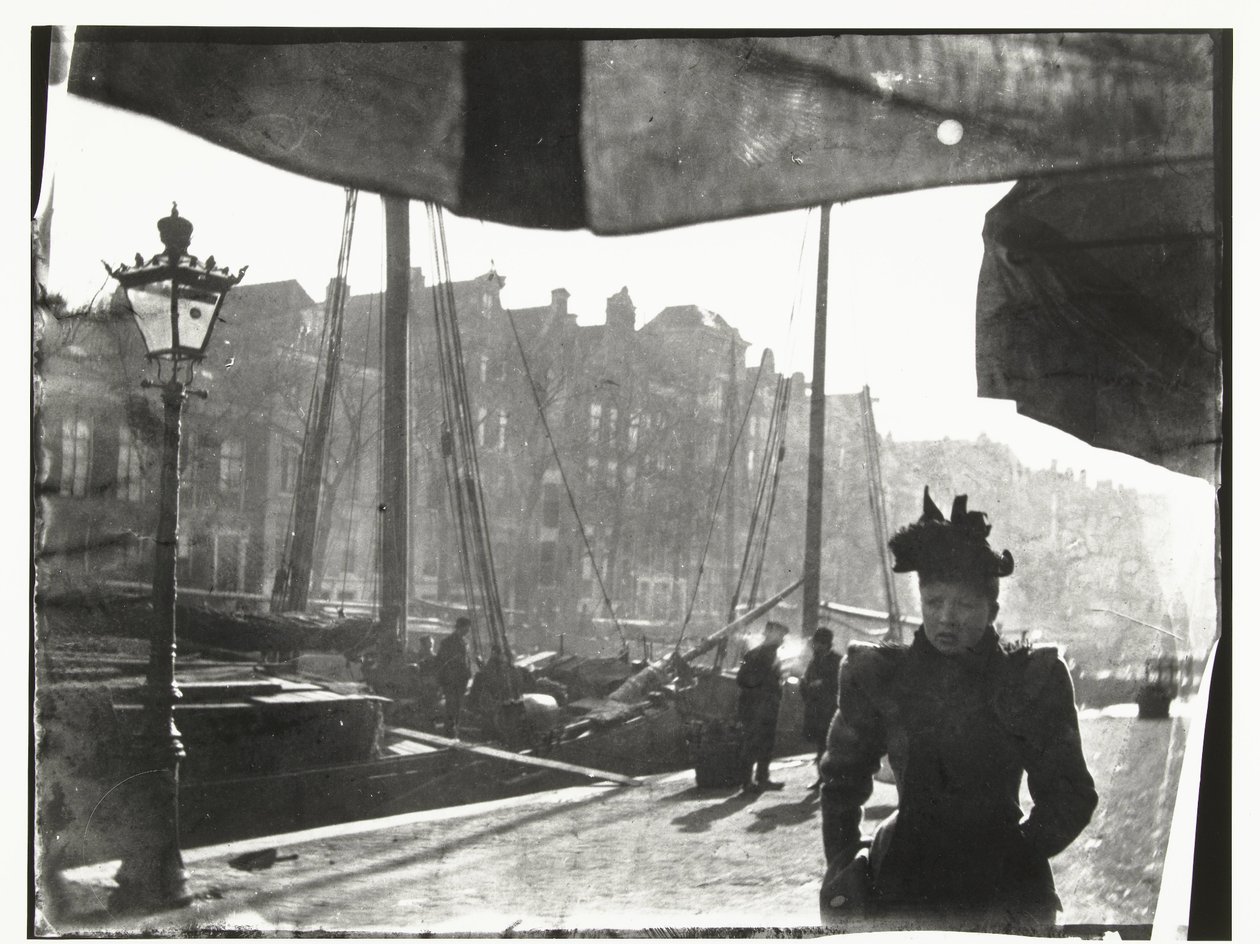 Portræt af en kvinde, der går langs Prinsengracht i Amsterdam af George Hendrik Breitner