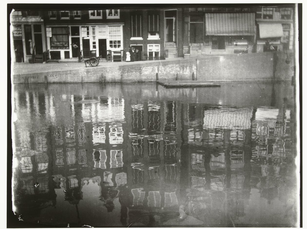 Refleksion af kanalhuse i vandet på Singel 377 til 385 i Amsterdam af George Hendrik Breitner
