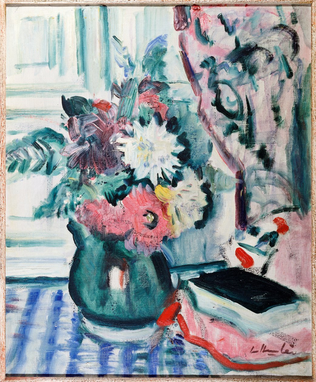 Blandede dahliaer i en grøn vase, med en bog på en ternet dug af George Leslie Hunter