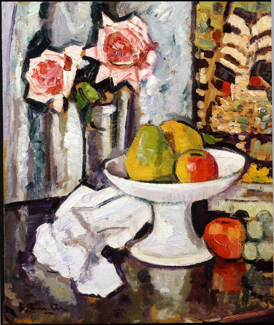 Stilleben med skål med frugt og en vase med lyserøde roser af George Leslie Hunter