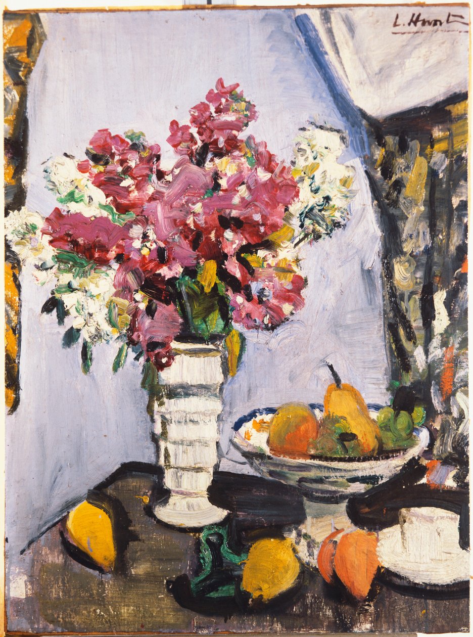 Sommerblomst og en skål frugt med kop og underkop af George Leslie Hunter