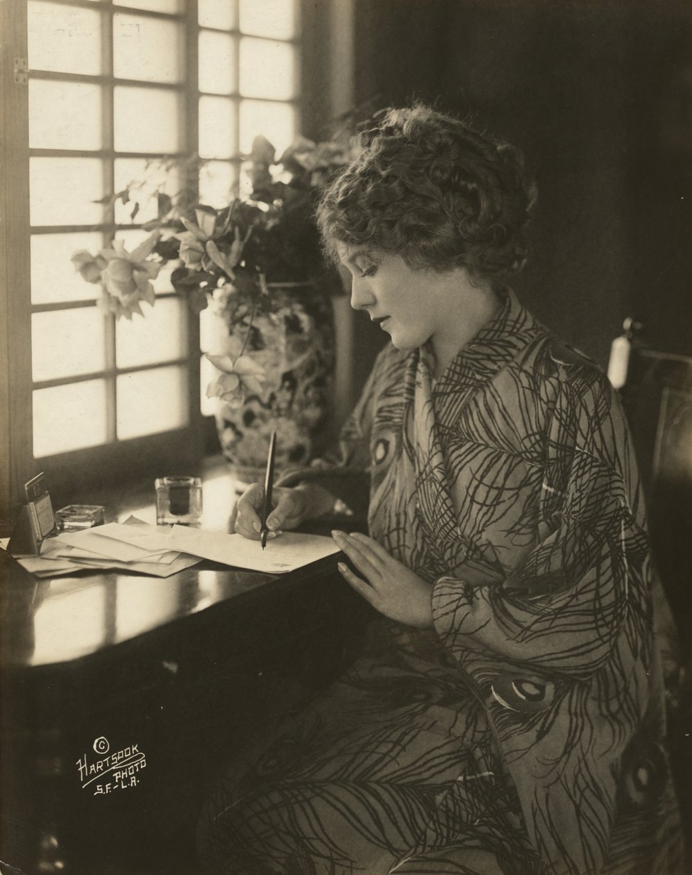 Mary Pickford, iført kimono, skriver ved et skrivebord, ca. 1918 (s/h-foto) af Bartolome Esteban and studio Murillo