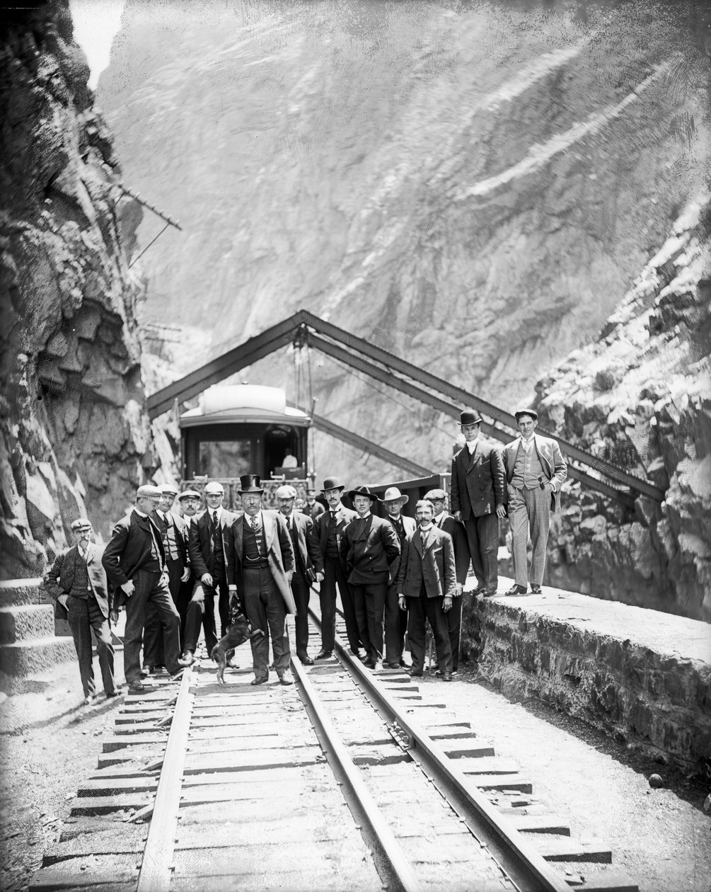Hanging Bridge - Præsident Theodore Roosevelt og fest i Royal Gorge of the Arkansas River, 8. maj 1905 af George Lytle Beam