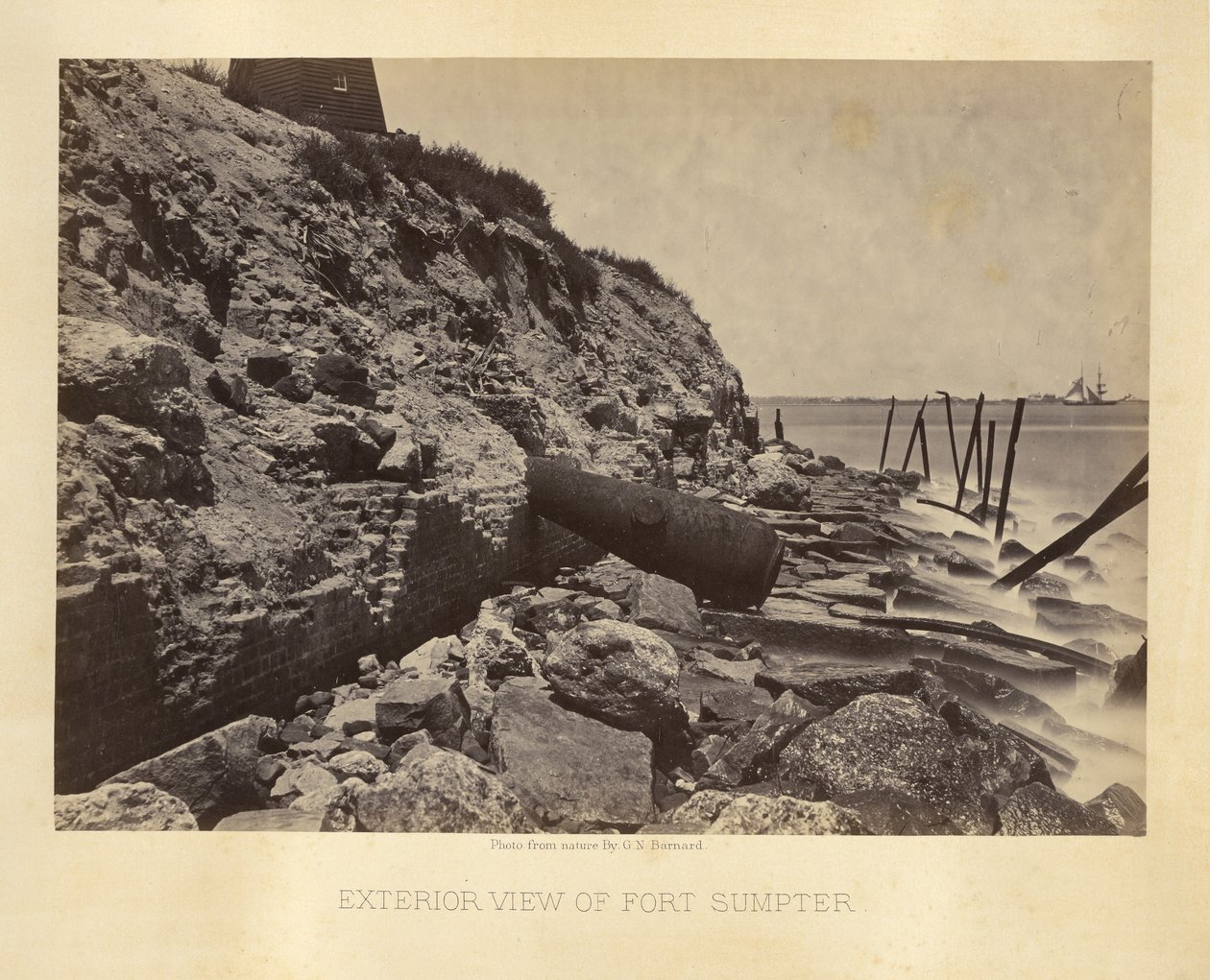 Udsigt til Fort Sumpter udefra af George N. Barnard