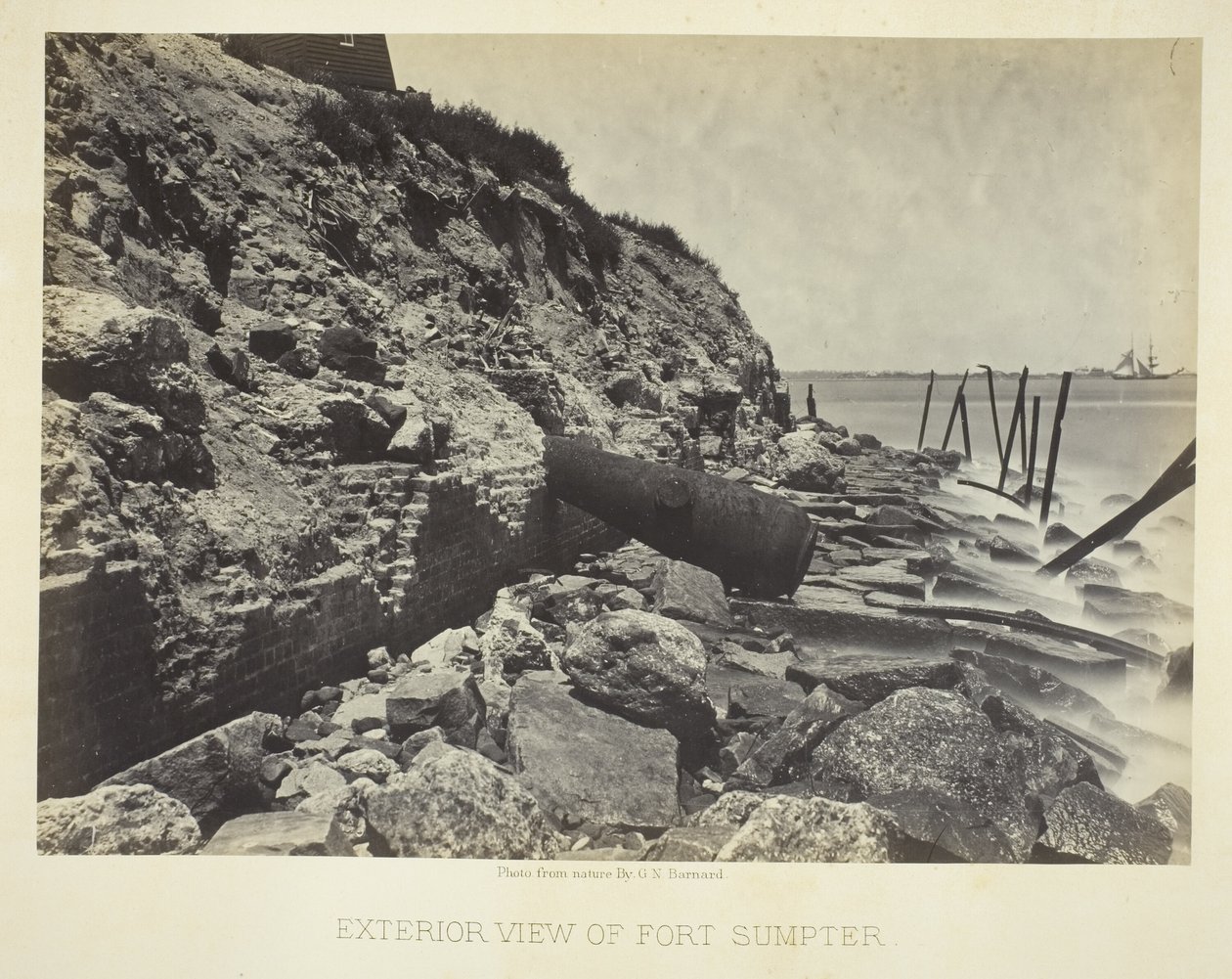 Udsigt til Fort Sumpter udefra af George N. Barnard