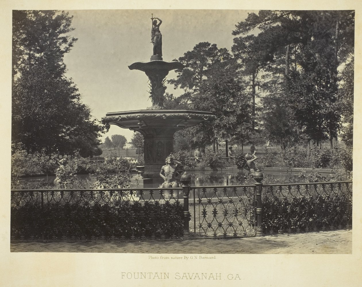 Fountain, Savannah, GA af George N. Barnard