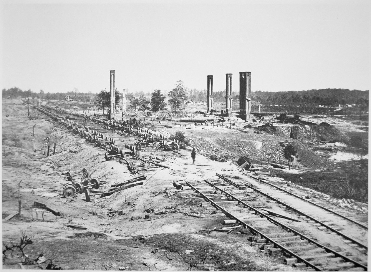 Ruinerne af Hoods ammunitionstog med 28 biler og Scofield Rolling Mill, nær Atlanta, Georgia, september 1864 (s/h-fotografi) af George N. Barnard