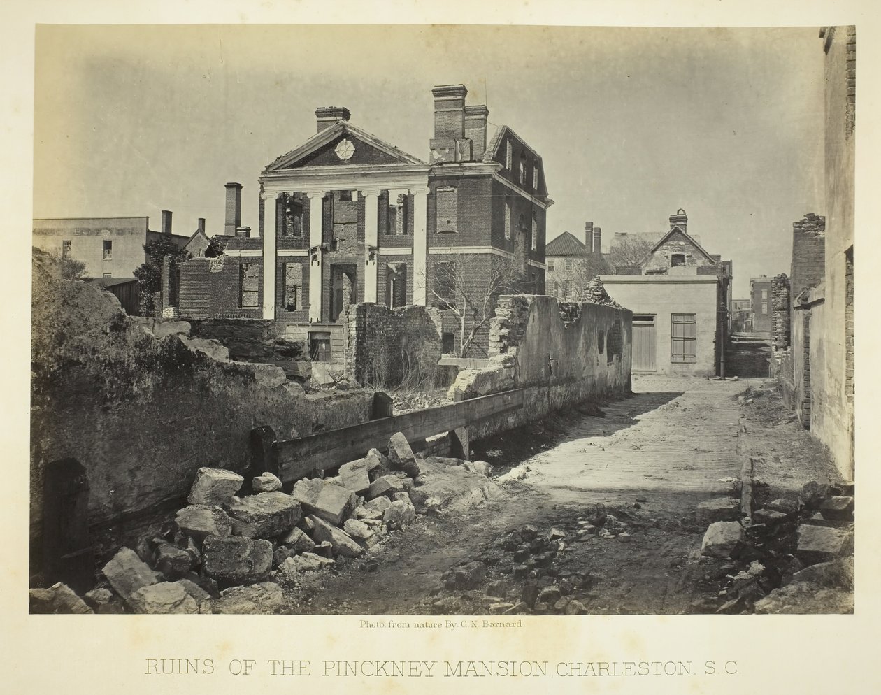 Ruinerne af Pinckney Mansion, Charleston, S.C., 1865. af George N. Barnard