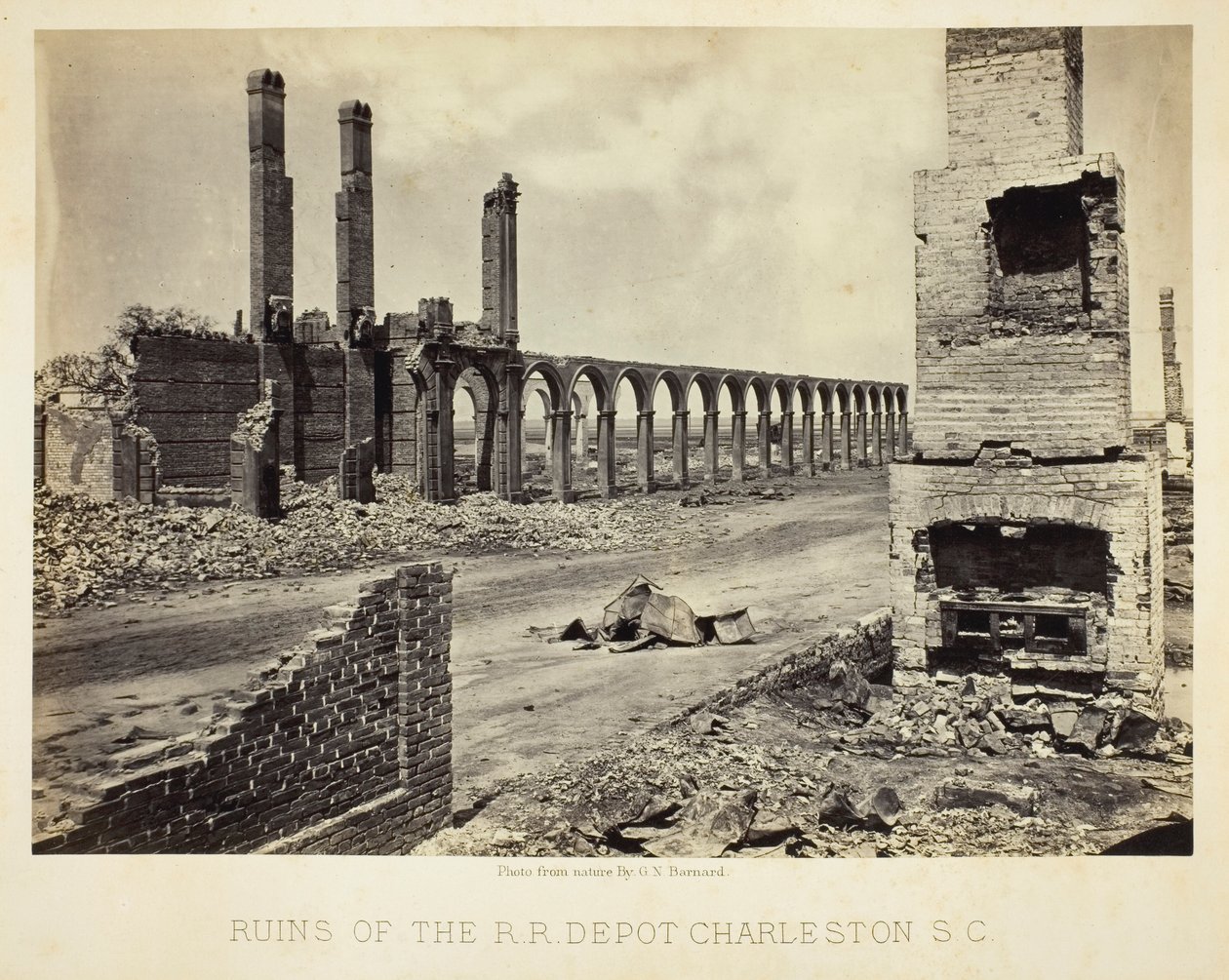 Ruinerne af jernbanedepotet i Charleston, S.C. af George N. Barnard