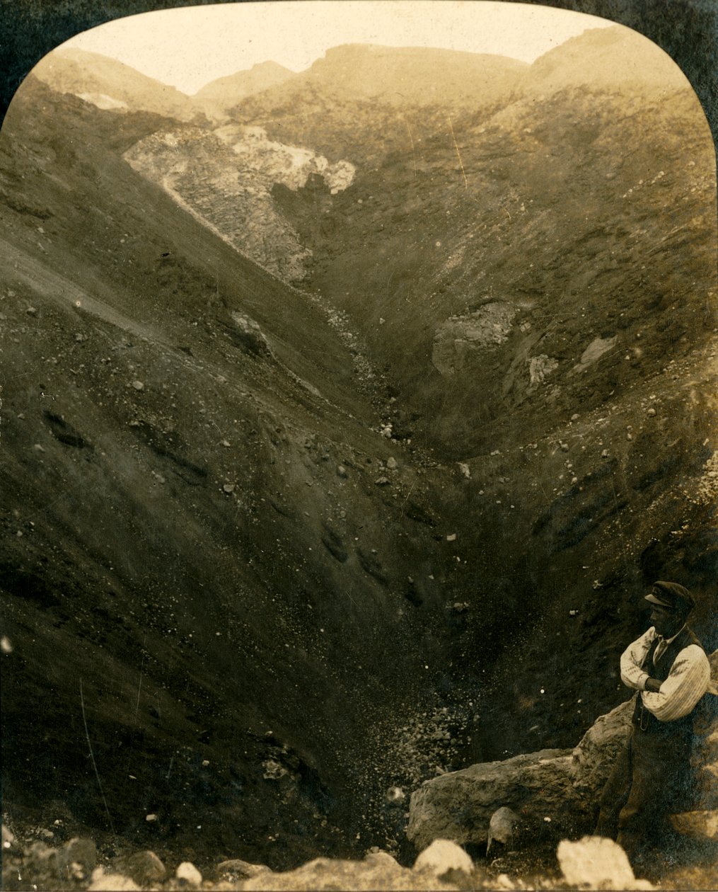 Et krater fra Mount Tarawera, New Zealand, c1909. af George Rose
