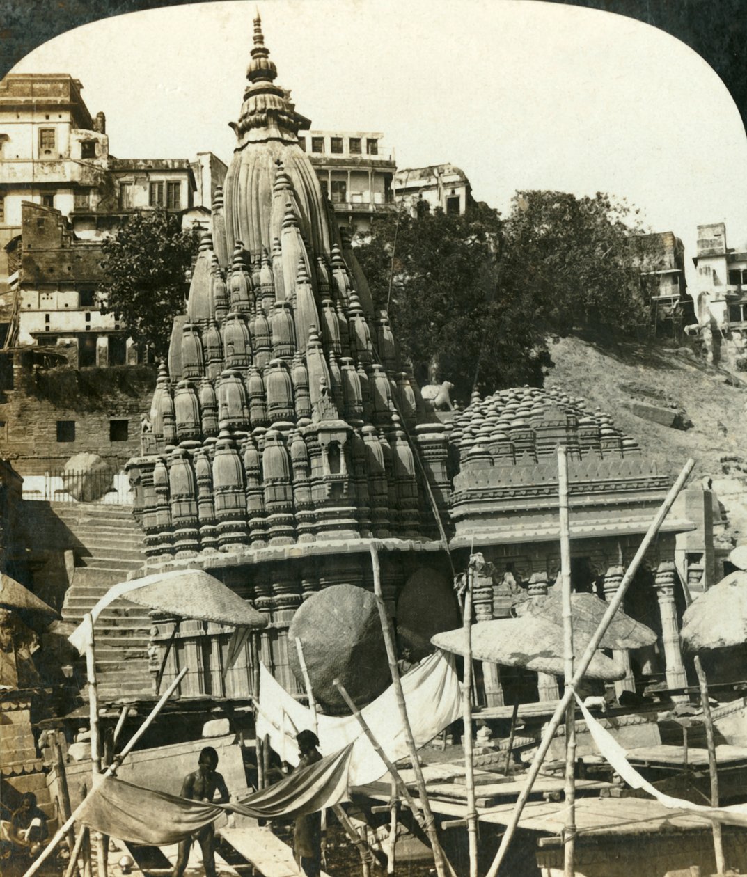 Templer på bredden af Ganges, Benares, Indien, c1909. af George Rose