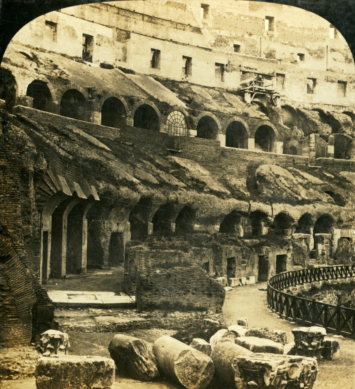 Det indre af Colosseum, Rom, Italien, c1909. af George Rose