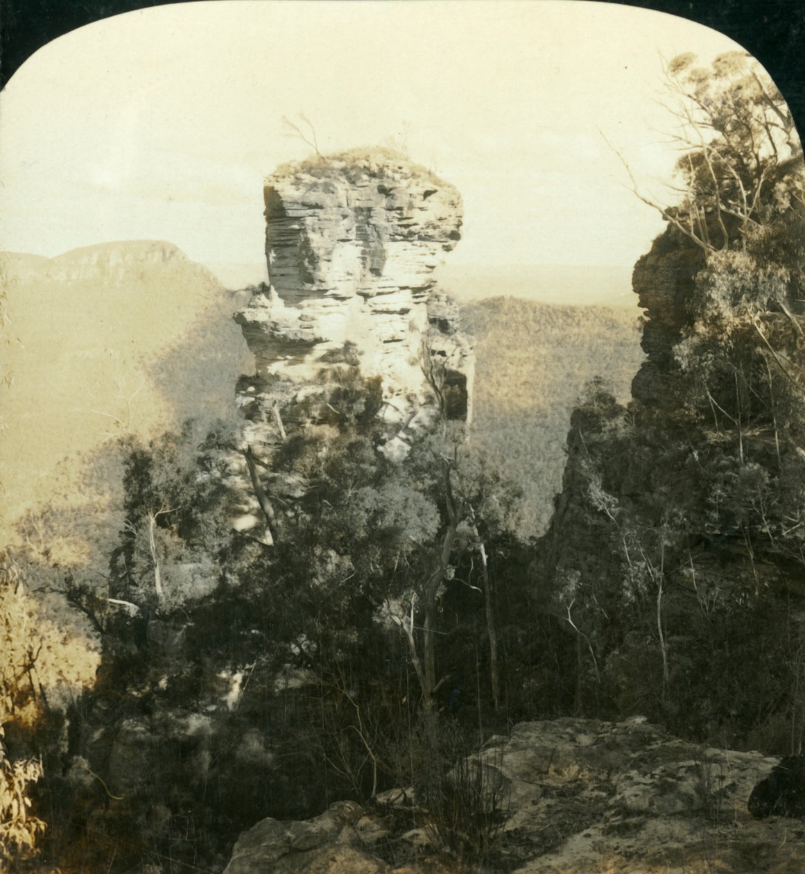 The Orphan and Indian Face Rocks,...Blue Mountains, N.S.W., Australien, 1909. af George Rose