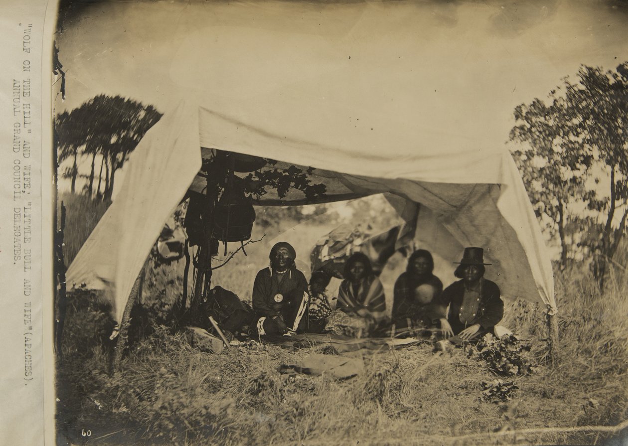 "Ulv på Bakken" og hustru; Lille Tyr og hustru (Apaches) årlige storrådsdelegerede af George W. Ingalls