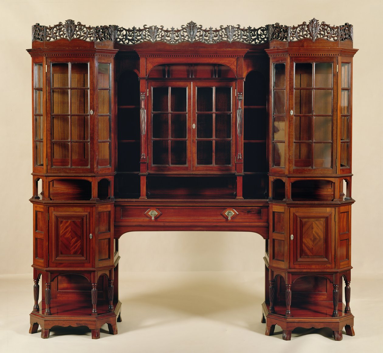 Vitrineskab, lavet til Morris & Co., ca. 1880 (udskåret mahogni) af George Washington Jack